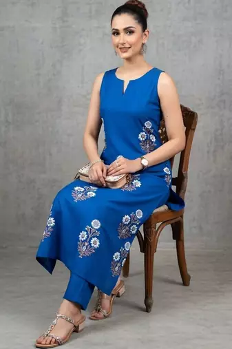 women floral printed regular kurta with trousers