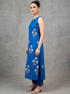 women floral printed regular kurta with trousers 6