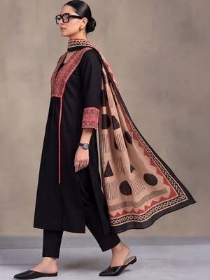 women printed regular cotton kurta with trousers & with dupatta 2