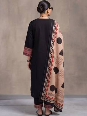 women printed regular cotton kurta with trousers & with dupatta 3