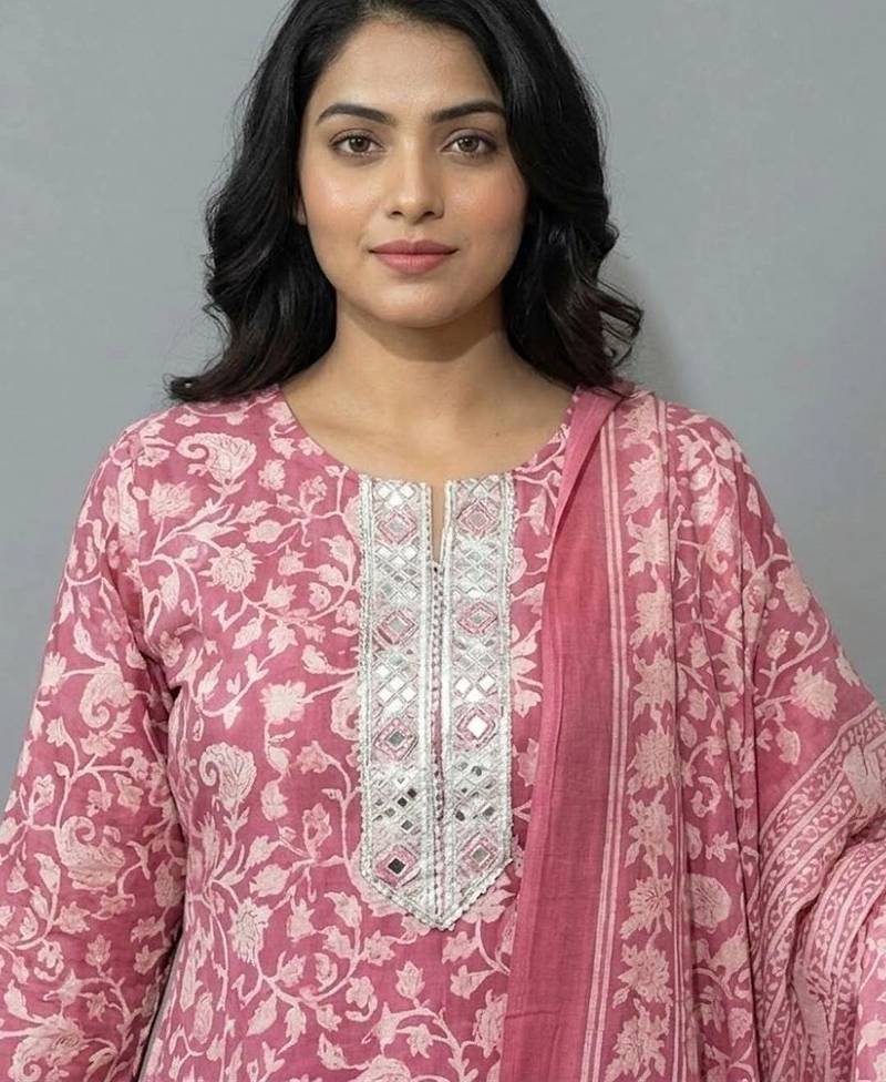 women floral printed regular thread work kurta with trousers & with dupatta