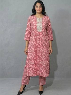 women floral printed regular thread work kurta with trousers & with dupatta 3