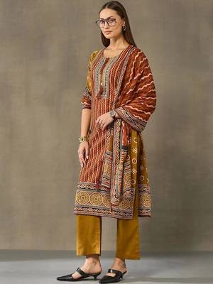 women ethnic motifs printed regular cotton kurta with trousers & with dupatta 2