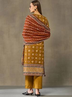 women ethnic motifs printed regular cotton kurta with trousers & with dupatta 3
