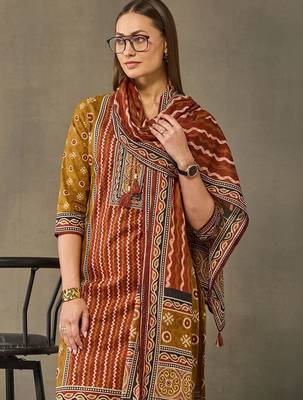 women ethnic motifs printed regular cotton kurta with trousers & with dupatta 4