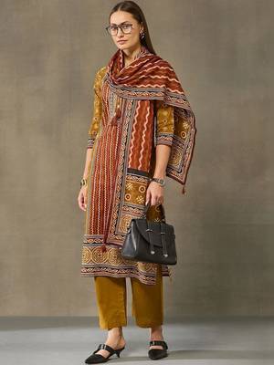 women ethnic motifs printed regular cotton kurta with trousers & with dupatta 6