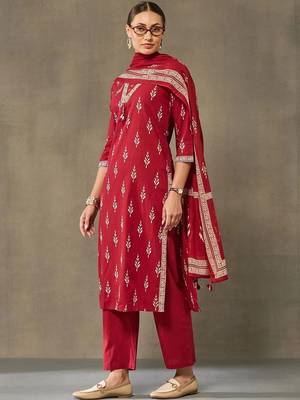 women ethnic motifs printed regular cotton kurta with trousers & with dupatta 2
