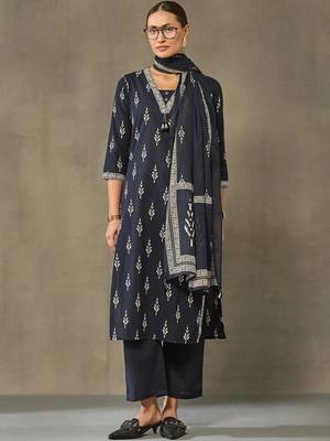 women ethnic motifs printed regular cotton kurta with trousers & with dupatta 1
