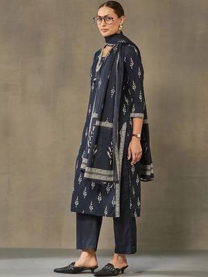women ethnic motifs printed regular cotton kurta with trousers & with dupatta 2