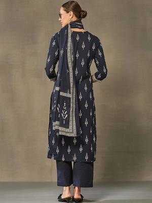women ethnic motifs printed regular cotton kurta with trousers & with dupatta 3