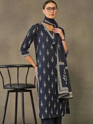 women ethnic motifs printed regular cotton kurta with trousers & with dupatta 4