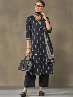 women ethnic motifs printed regular cotton kurta with trousers & with dupatta 5