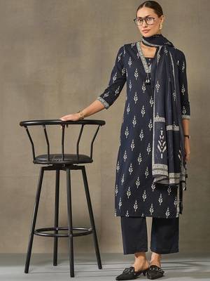 women ethnic motifs printed regular cotton kurta with trousers & with dupatta 6