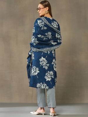 women floral printed regular thread work cotton kurta with trousers & with dupatta 3
