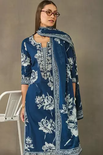 women floral printed regular thread work cotton kurta with trousers & with dupatta