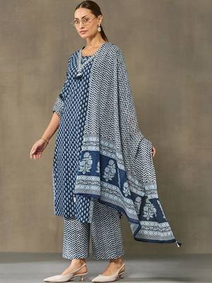 women ethnic motifs printed regular cotton kurta with palazzos & with dupatta 2