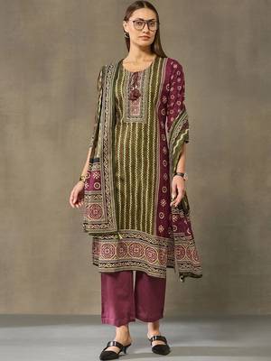 women ethnic motifs printed regular cotton kurta with trousers & with dupatta 1