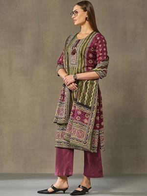 women ethnic motifs printed regular cotton kurta with trousers & with dupatta 2