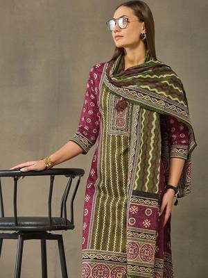 women ethnic motifs printed regular cotton kurta with trousers & with dupatta 4