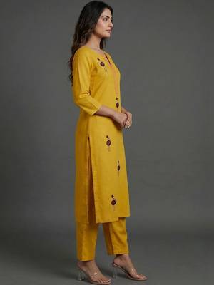 women ethnic motifs embroidered regular thread work kurta with trousers 7