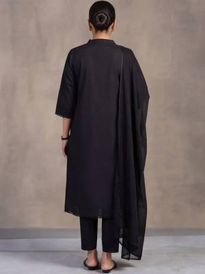 women floral embroidered regular thread work cotton kurta with trousers & with dupatta 3