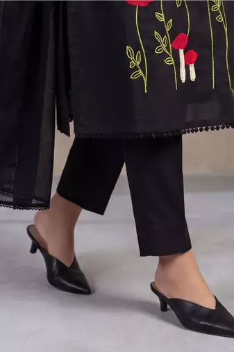 women floral embroidered regular thread work cotton kurta with trousers & with dupatta
