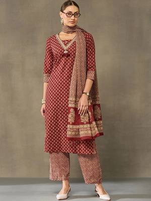 women ethnic motifs printed regular cotton kurta with palazzos & with dupatta 5