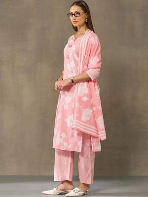 women floral printed regular cotton kurta with trousers & with dupatta 2