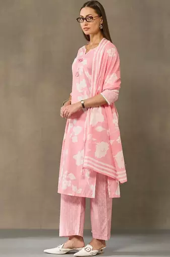 women floral printed regular cotton kurta with trousers & with dupatta