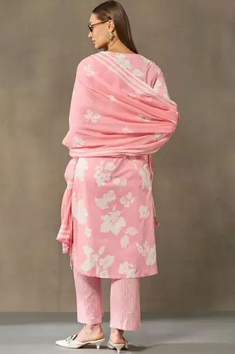 women floral printed regular cotton kurta with trousers & with dupatta