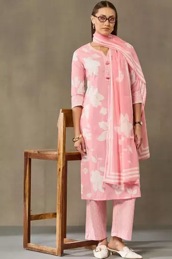 women floral printed regular cotton kurta with trousers & with dupatta