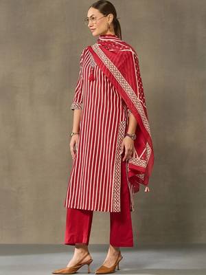 women printed regular cotton kurta with trousers & with dupatta 2