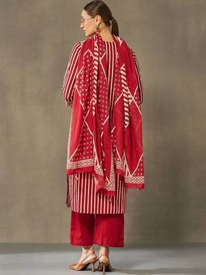 women printed regular cotton kurta with trousers & with dupatta 3