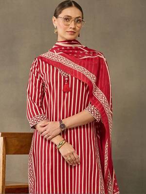 women printed regular cotton kurta with trousers & with dupatta 4