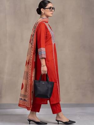 women ethnic motifs printed regular cotton kurta with trousers & with dupatta 2