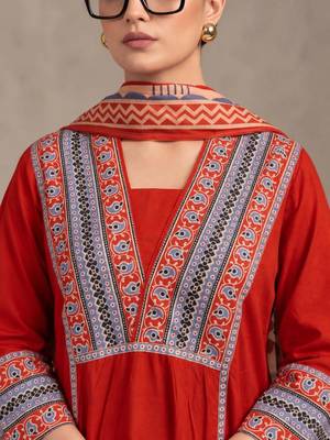 women ethnic motifs printed regular cotton kurta with trousers & with dupatta 6