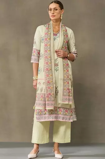 women floral printed regular kurta with trousers & with dupatta