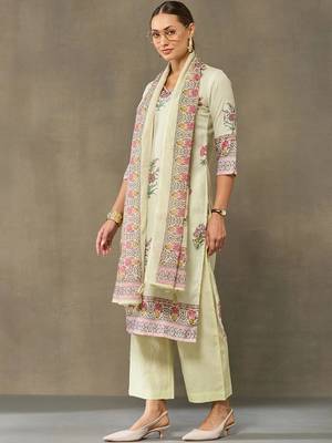 women floral printed regular kurta with trousers & with dupatta 2