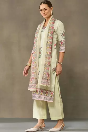 women floral printed regular kurta with trousers & with dupatta