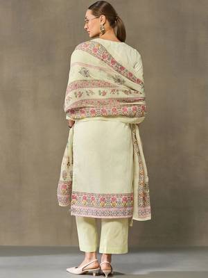 women floral printed regular kurta with trousers & with dupatta 3