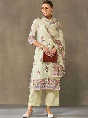 women floral printed regular kurta with trousers & with dupatta 5