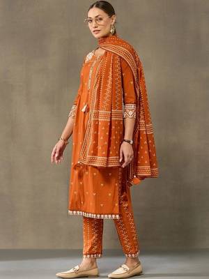 women ethnic motifs embroidered regular thread work cotton kurta with trousers & with dupatta 2