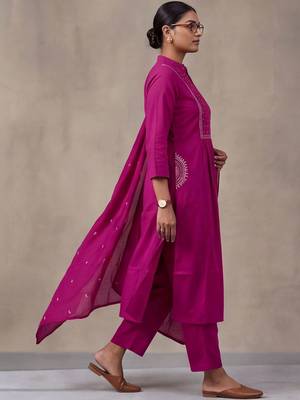 women floral embroidered regular thread work cotton kurta with trousers & with dupatta 2