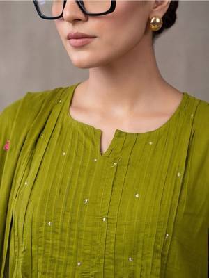 women floral embroidered empire thread work cotton kurta with trousers & with dupatta 4