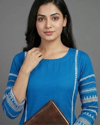 women ethnic motifs embroidered regular thread work kurta with trousers 2