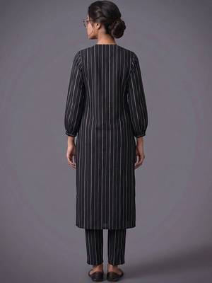 women printed regular silk crepe kurta with trousers 4