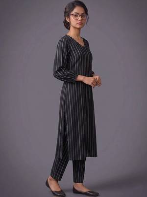 women printed regular silk crepe kurta with trousers 5