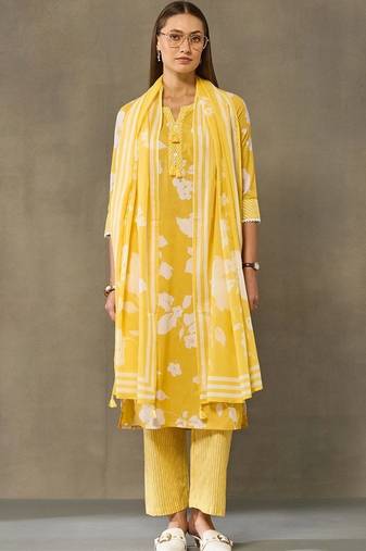 women floral printed regular cotton kurta with palazzos & with dupatta