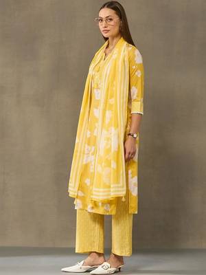 women floral printed regular cotton kurta with palazzos & with dupatta 2