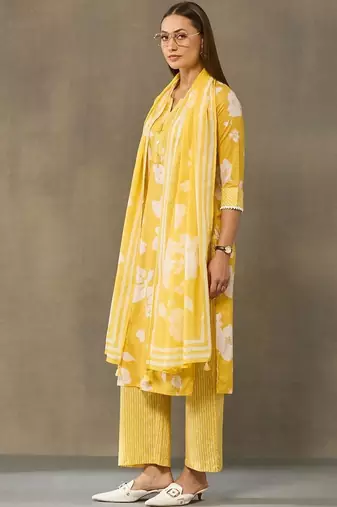 women floral printed regular cotton kurta with palazzos & with dupatta